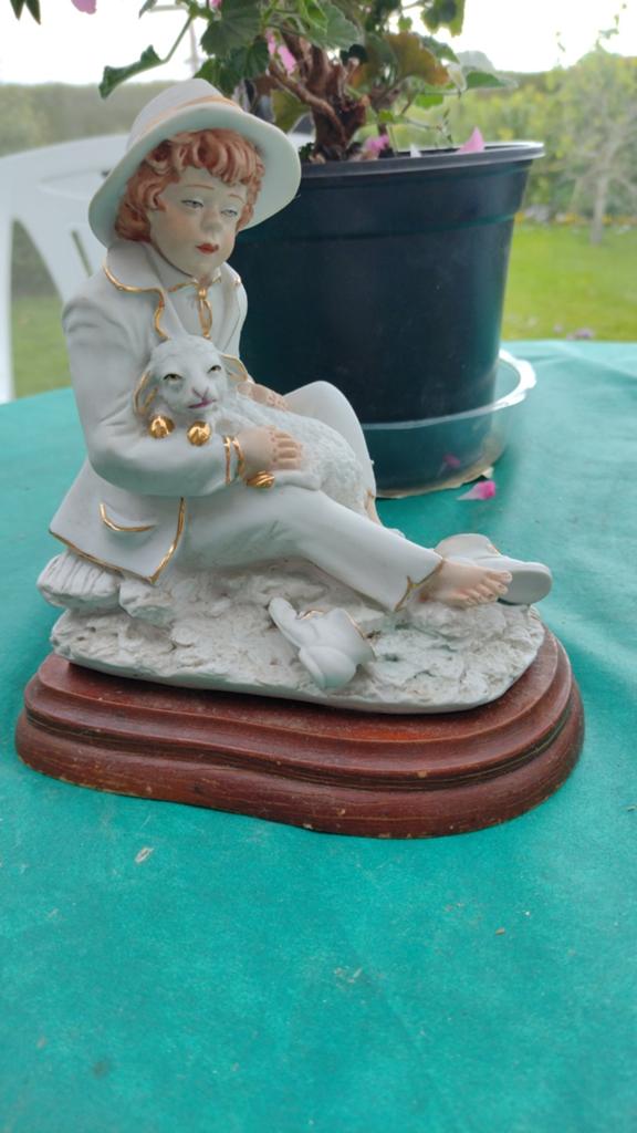 Capodimonte jongeman met schaap op houten sokkel, Antiek en Kunst, Ophalen
