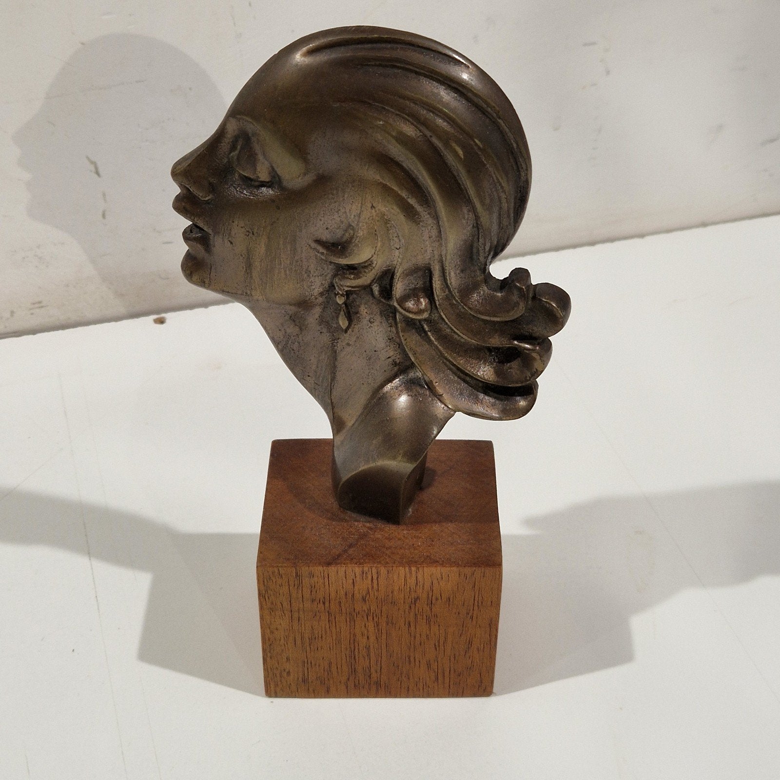 art deco bronzen beeld van een gestileerd vrouwenavond , opp, Art deco, Ophalen of Verzenden, Brons, 20 - 50 cm