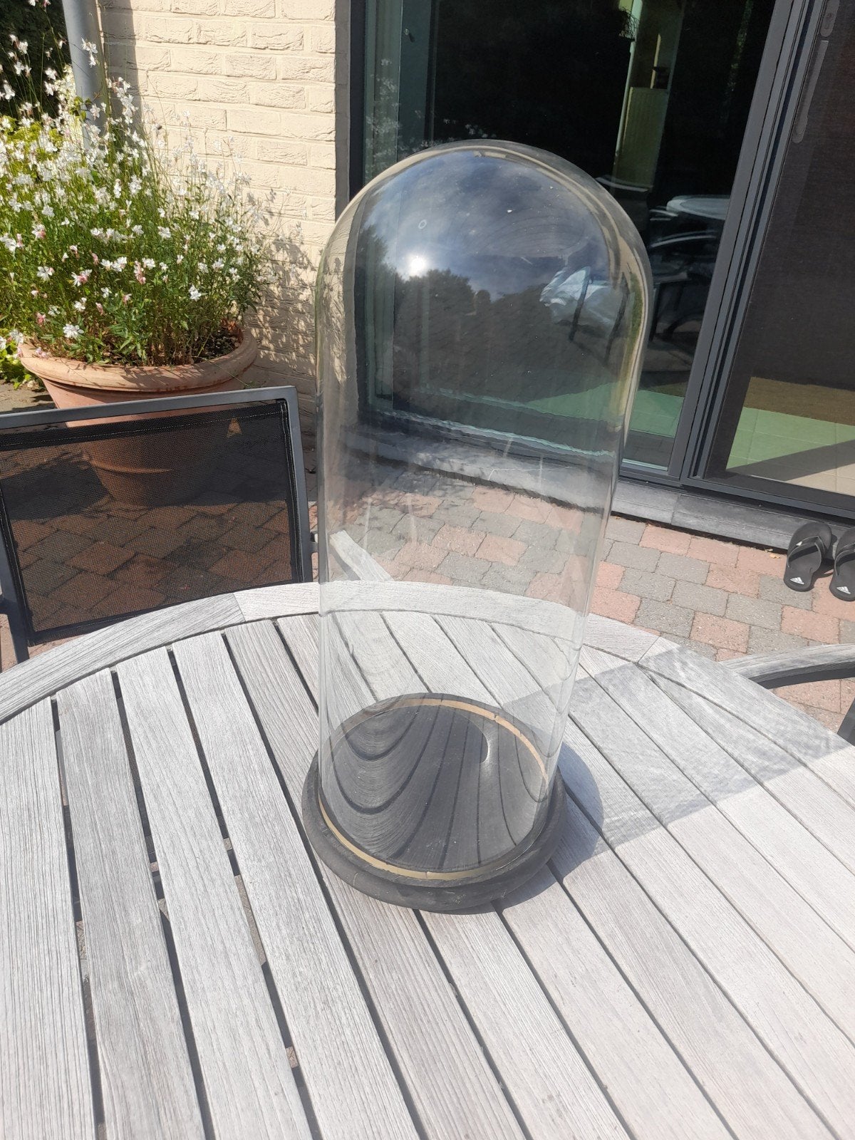 Ancienne cloche en verre sur pied, Enlèvement