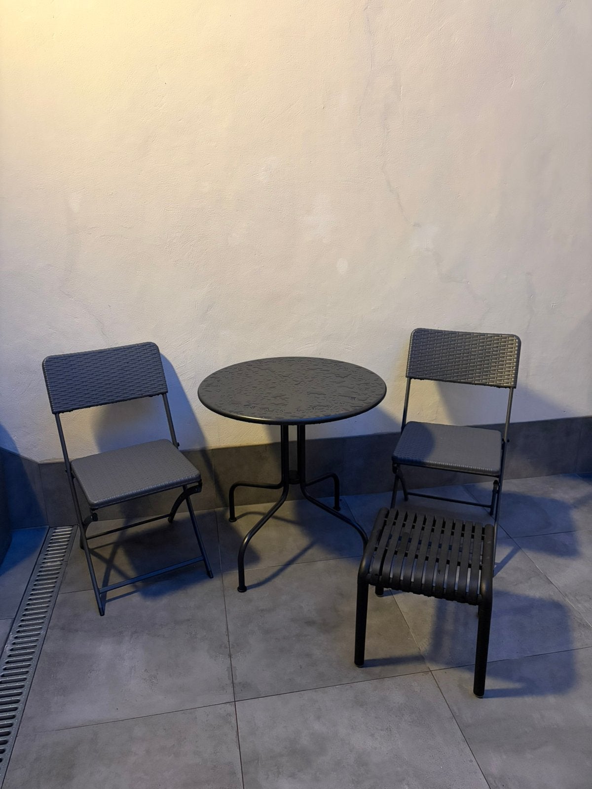 Ensemble : 1 table + 2 chaises pliantes, Enlèvement, Comme neuf