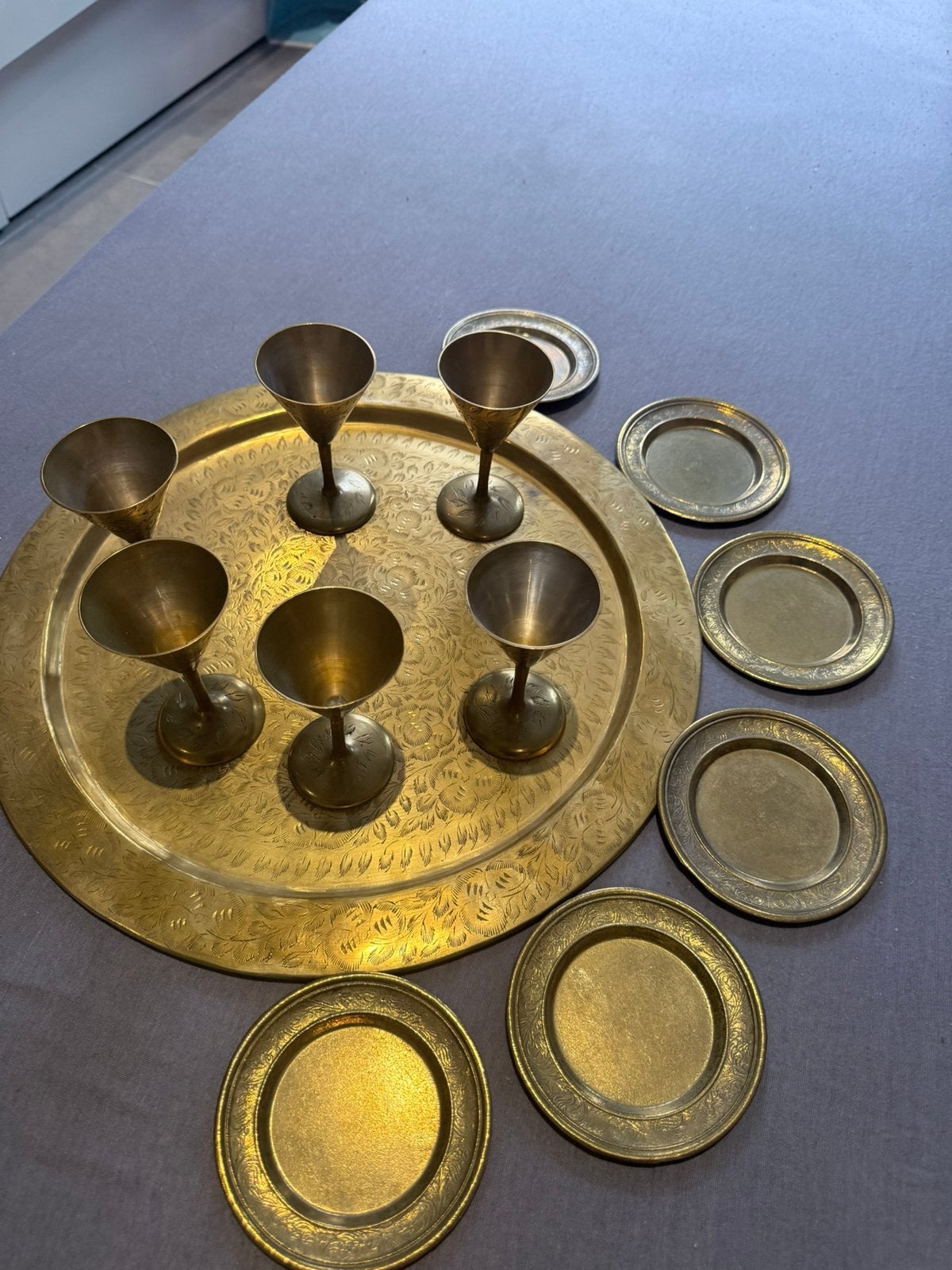 Antiek dienblad en zes bekers met een gegraveerd bloemmotief, Handtassen en Accessoires, Piercings, Ophalen, Zo goed als nieuw