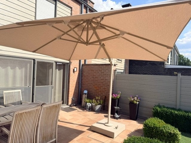 zeer mooie parasol bistrol met speciale voet 150 kg, Ophalen, Kantelbaar, 3 tot 4 meter, Zweefparasol