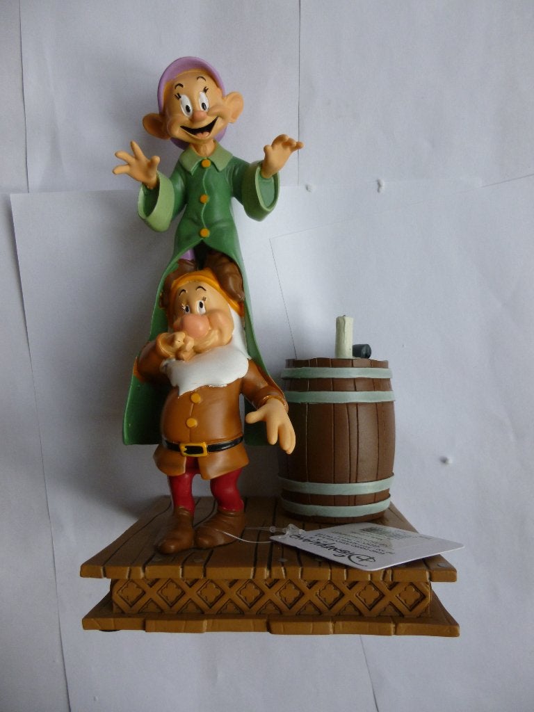 DISNEY BEELDJE" SNEEUWWITJE DWERGEN 1937"UIT EURO DISNEY, Verzamelen, Disney, Ophalen of Verzenden, Overige figuren, Nieuw, Beeldje of Figuurtje