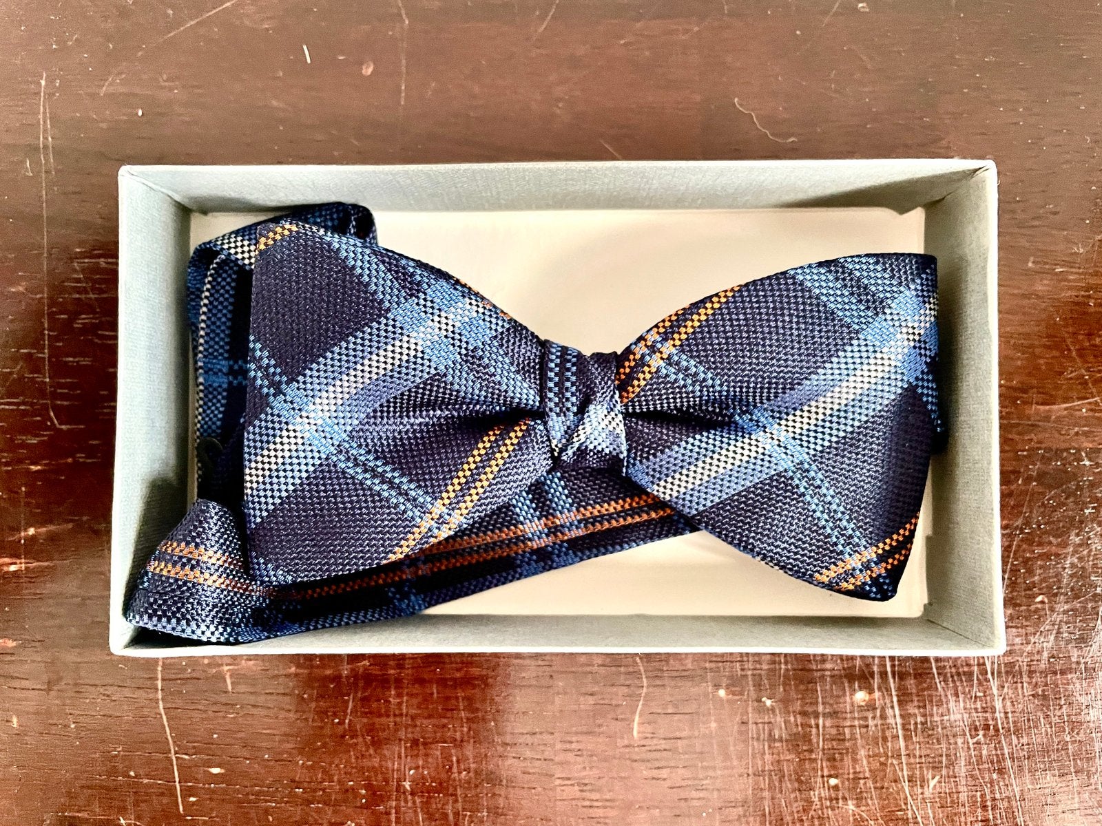 Vlinderdas navy geruit met blauw en oranje accent, in doosje, Vêtements | Hommes, Enlèvement ou Envoi, Comme neuf, Bleu, À motif