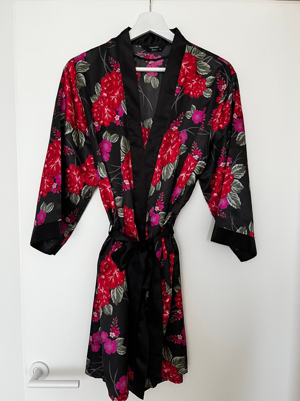 Kimono en satin fleuri de taille moyenne, Enlèvement, Comme neuf, Taille 38/40 (M), Autres couleurs