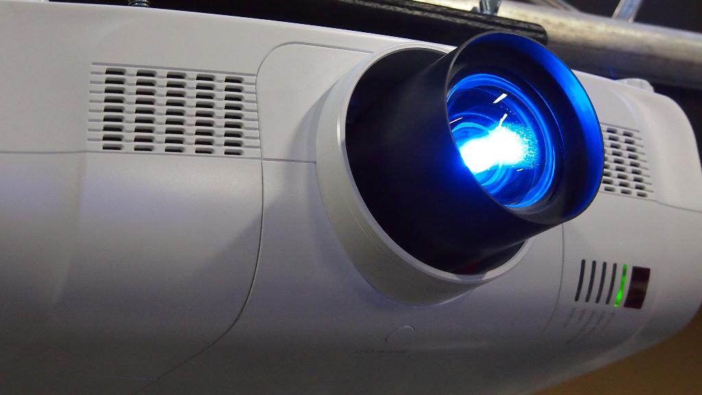 Video projector 10.000 AnsiLumen, Audio, Tv en Foto, Beamers, Gebruikt, LCD, Full HD (1080), Ophalen