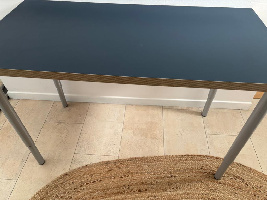 Table avec pieds reglables en hauteur, Enlèvement, Comme neuf, Bleu, Bois