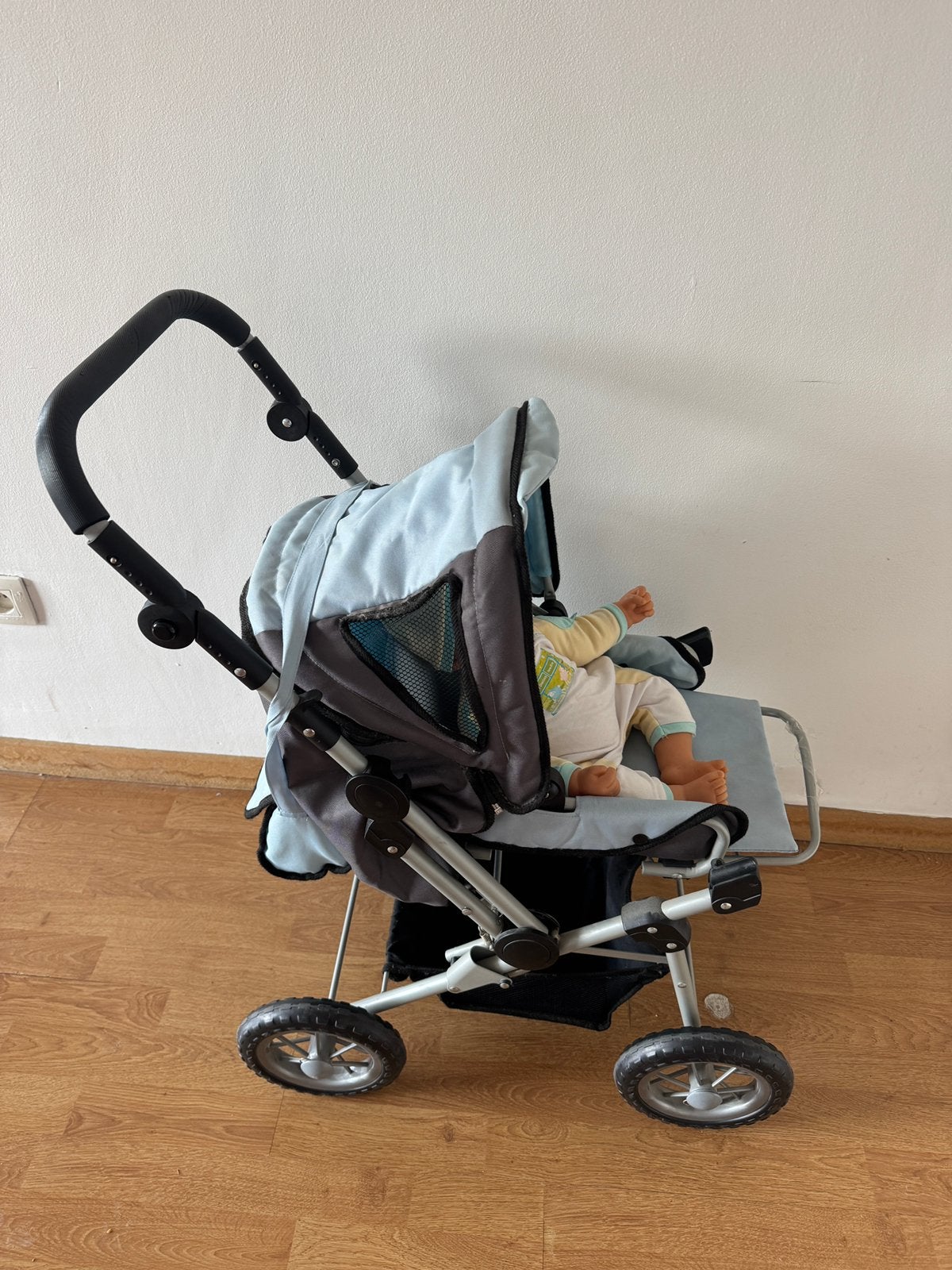 Poppenwagen Zekiwa met pop, accessoires en verzorgingstas, Ophalen, Zo goed als nieuw