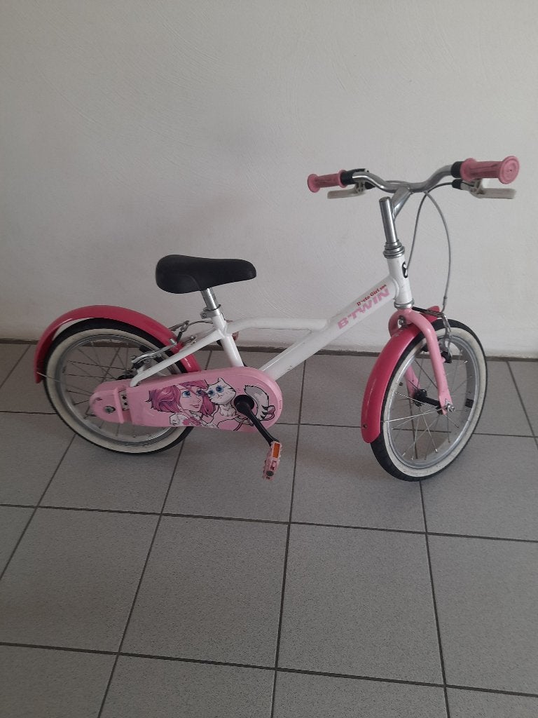 Meisjesfiets BTWin met 16 inch wielen., Ophalen, Gebruikt, Velgrem, B-Twin