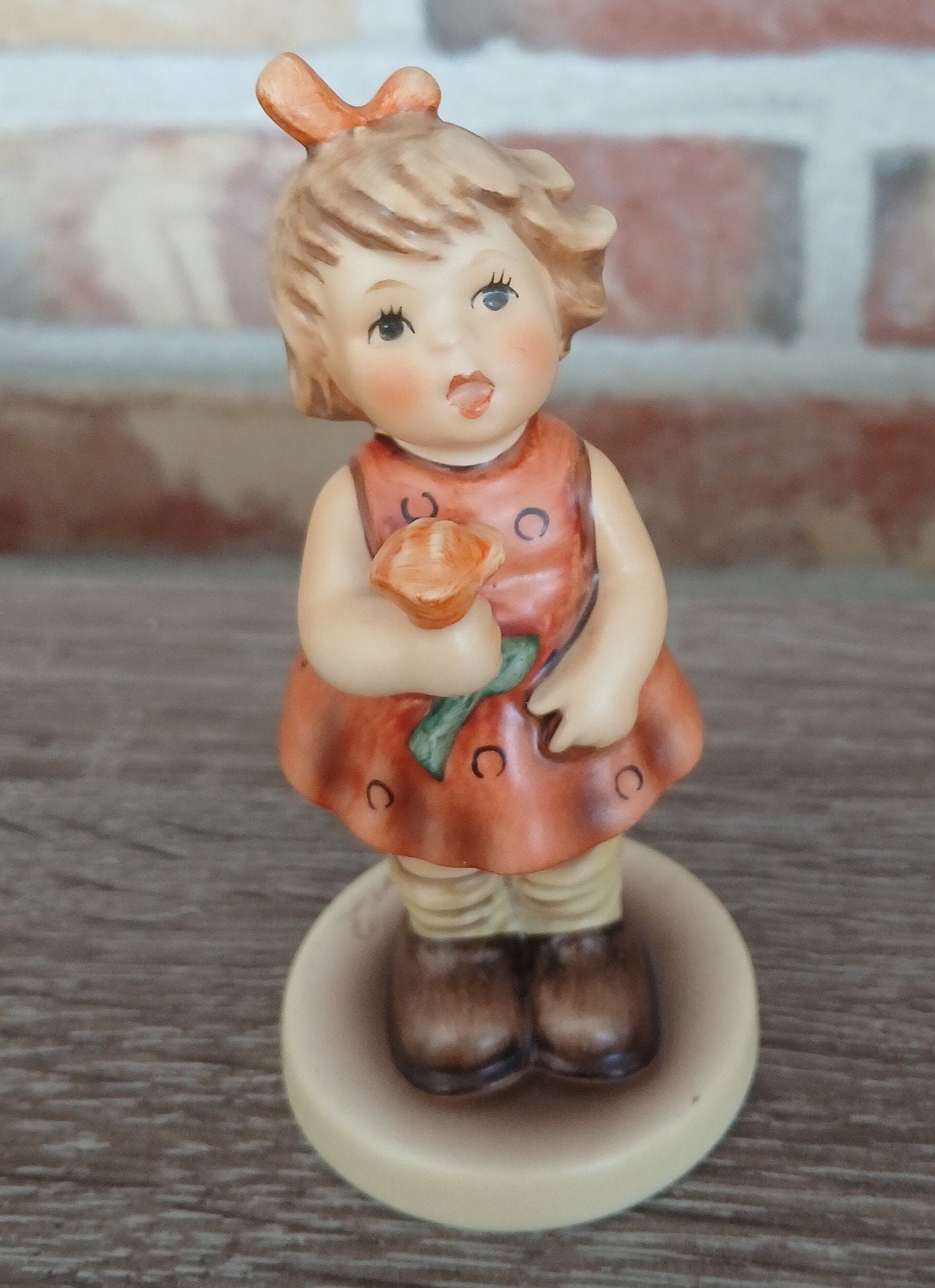 Hummel nr. 762 - Roses are Red - 9 cm - TMK 8, Collections, Statues & Figurines, Comme neuf, Hummel, Enlèvement ou Envoi