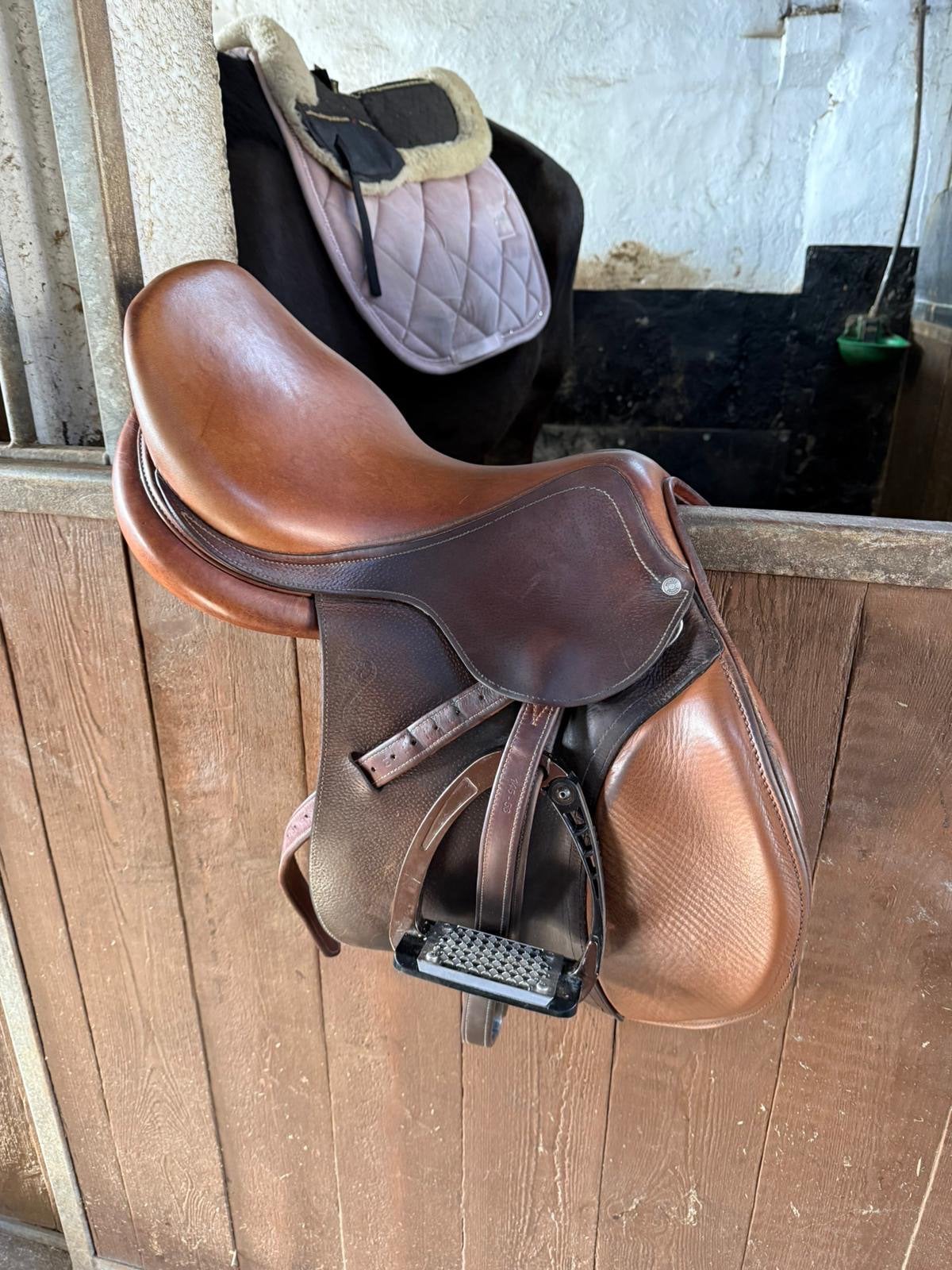 Selle d’obstacle Antarès 17”, Animaux & Accessoires, Chevaux & Poneys | Selles, Utilisé, Obstacle, Enlèvement