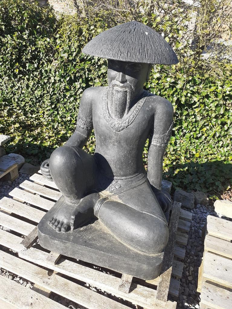 CHINESE BOER ZITTEND IN GEPATINEERDE STEEN (1,05 M), Tuin en Terras, Ophalen, Nieuw, Overige materialen, Mensenbeeld