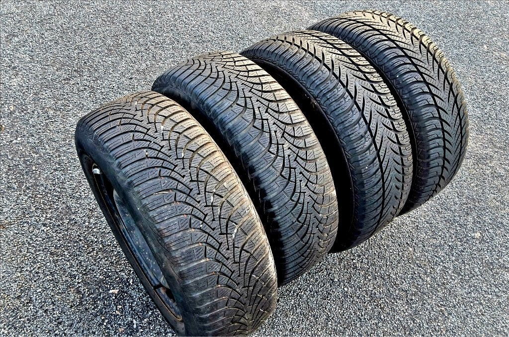 Pneus hiver 205/65-15 avec des jantes Peugeot, 15 pouces, Pneus et Jantes, Pneus hiver, 205 mm
