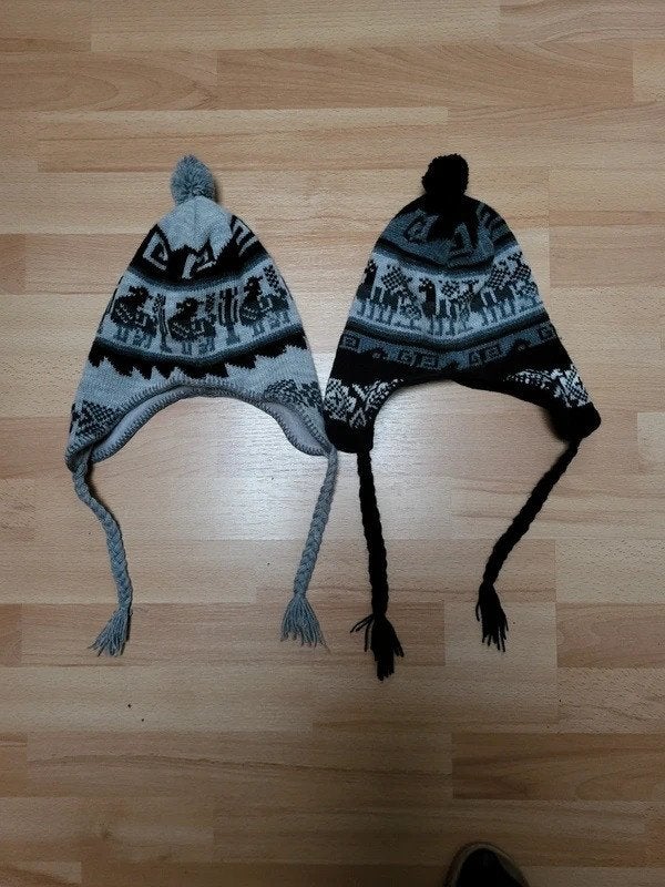 2 nieuw Peruaanse mutsen met vlechten (ook per stuk), Enlèvement ou Envoi, Neuf, Fille, Bonnet