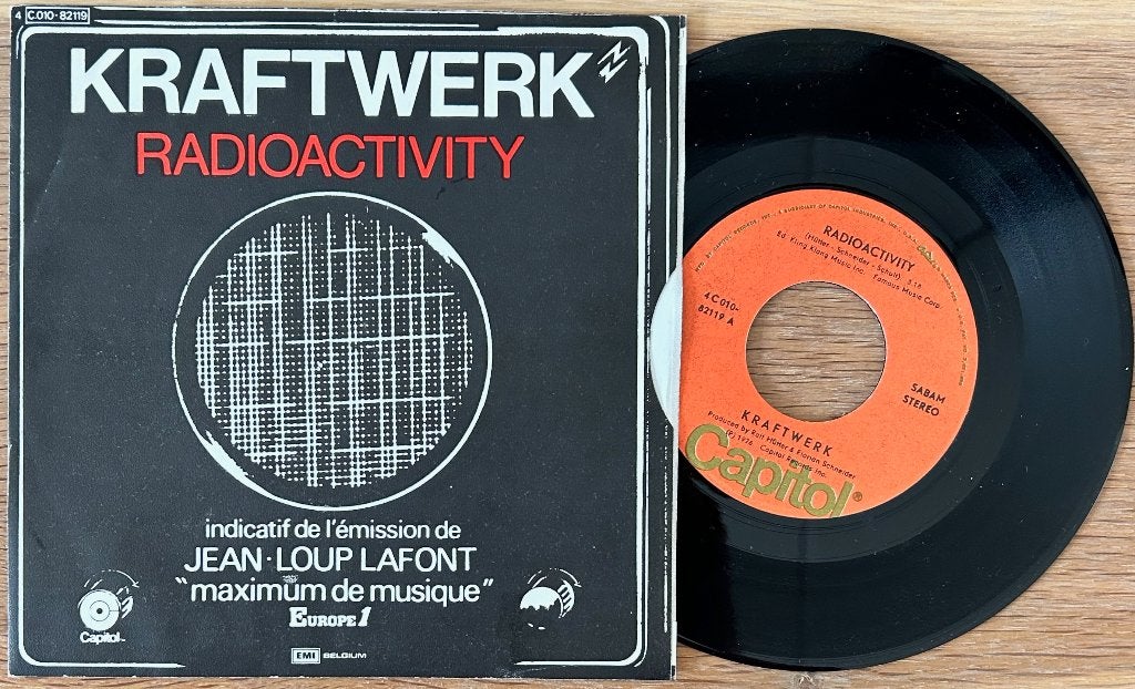 7# KRAFTWERK - Radioactivity (NMINT), Fotohoes, 7 inch, Ophalen of Verzenden, Zo goed als nieuw