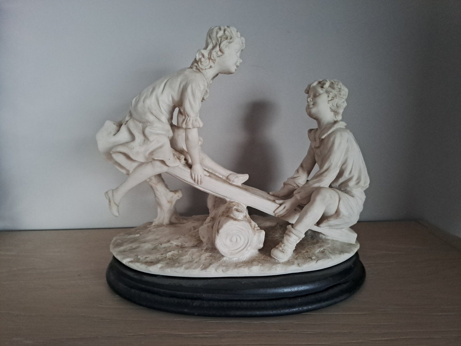 albasten beeld "kindjes op de wip", Antiek en Kunst, Groep mensen, Ophalen of Verzenden, Overige materialen, Beeld