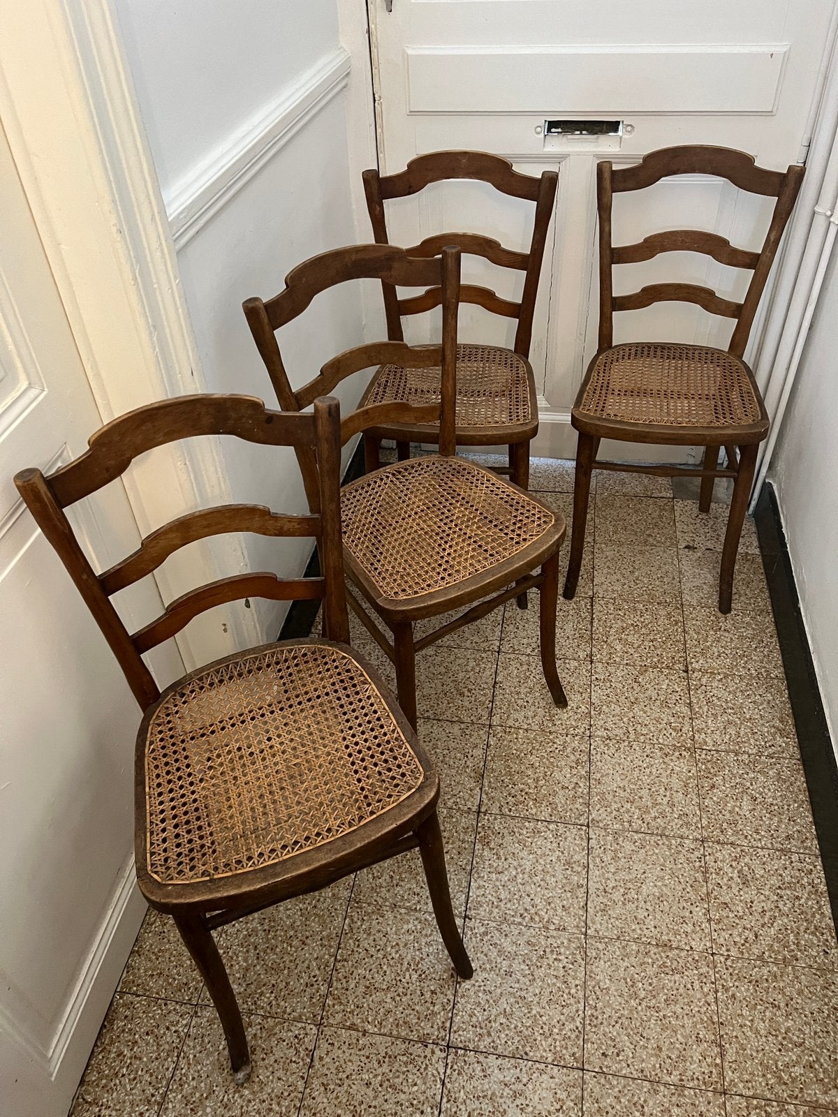 4 Chaises cannées, Enlèvement
