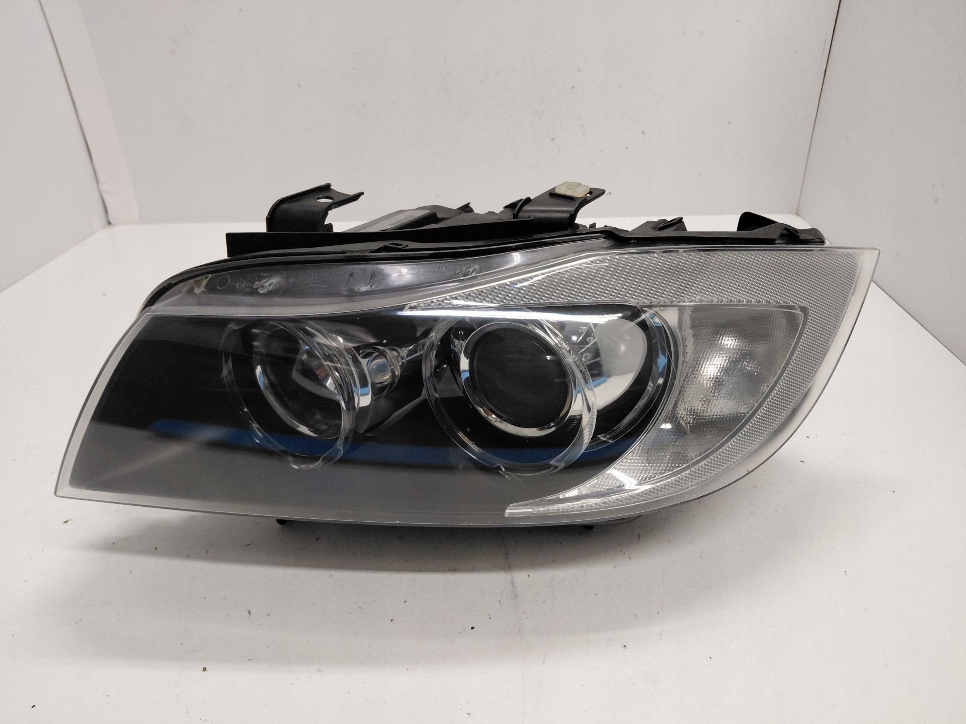 BMW E90 Achterlicht Links 6942737, Petuelring 130
80788  Munich, DE, Gebruikt, Info@bmw.de, BMW