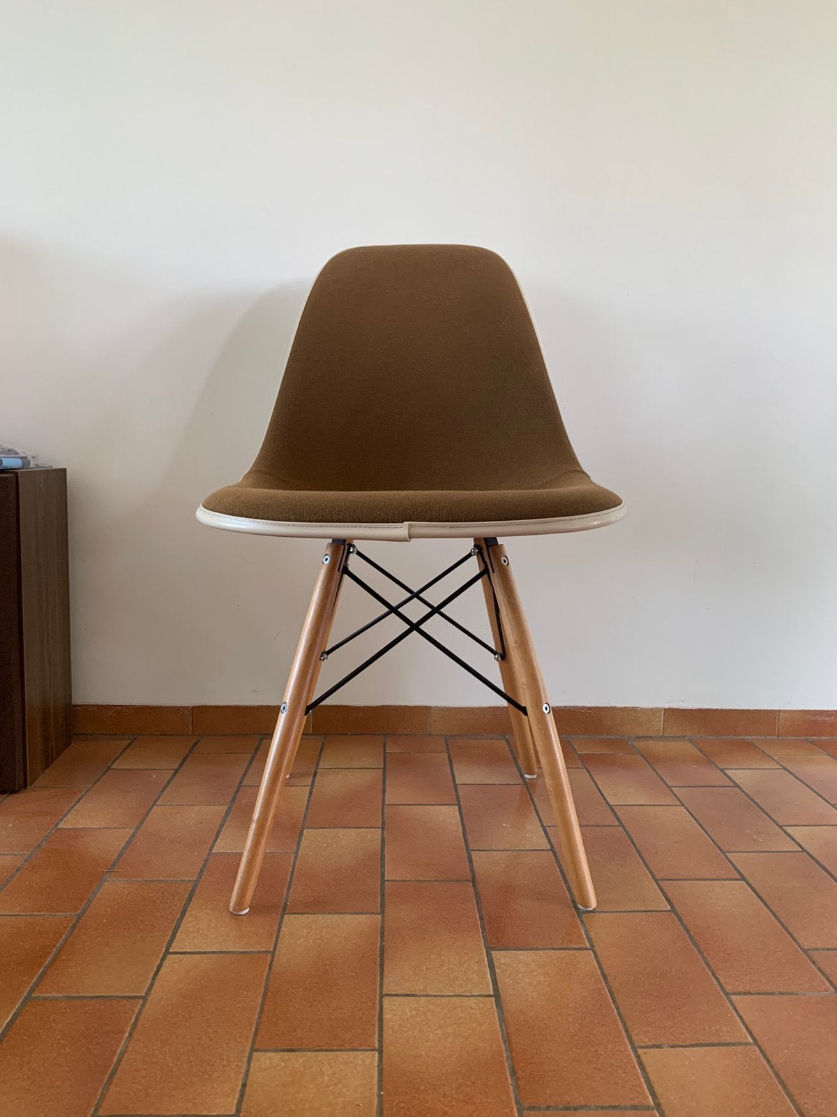 Herman Miller Eames DSW, Ophalen, Gebruikt, Bruin, Eén