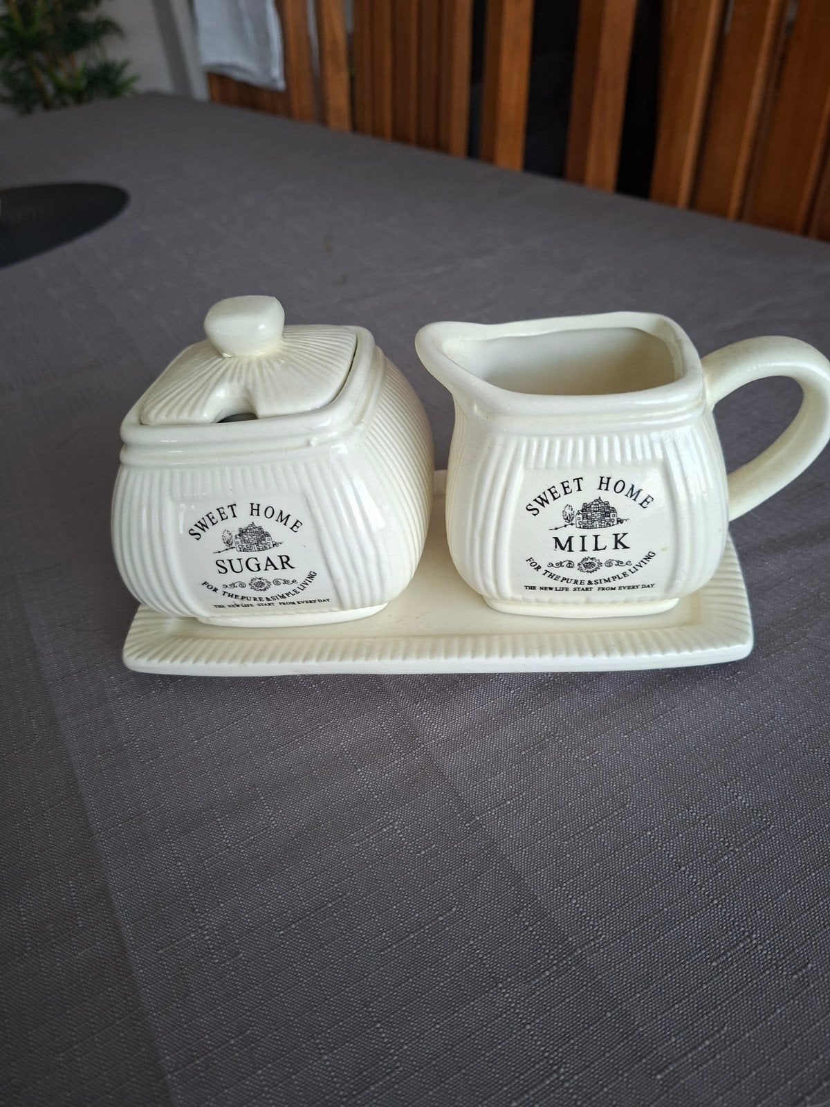 set pour le café, Enlèvement, Plateau