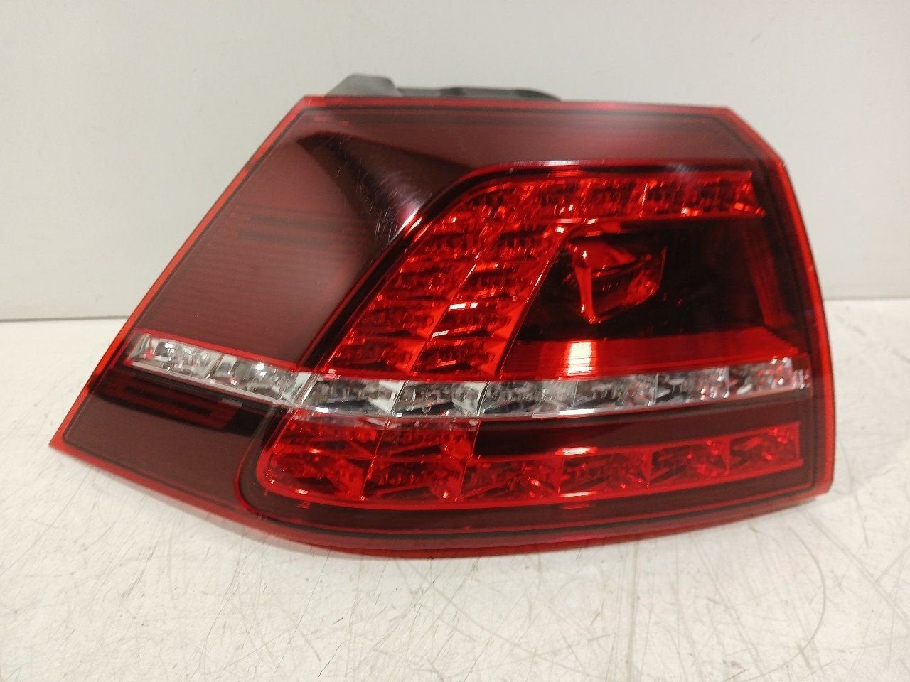 Achterlicht links buiten Volkswagen Golf, Onderdelen@venauto.nl, Van der Ven Autorecycling B.V., Ettenseweg 76, 4706 PB Roosendaal, The Netherlands