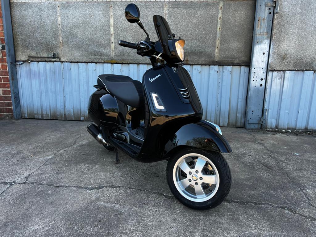 Vespa 125/Personnalisé/Akrapovic/2617 km/ABS/2017, Motos, Tourisme, Entreprise, Occasion, Permis Moto A1 minimum