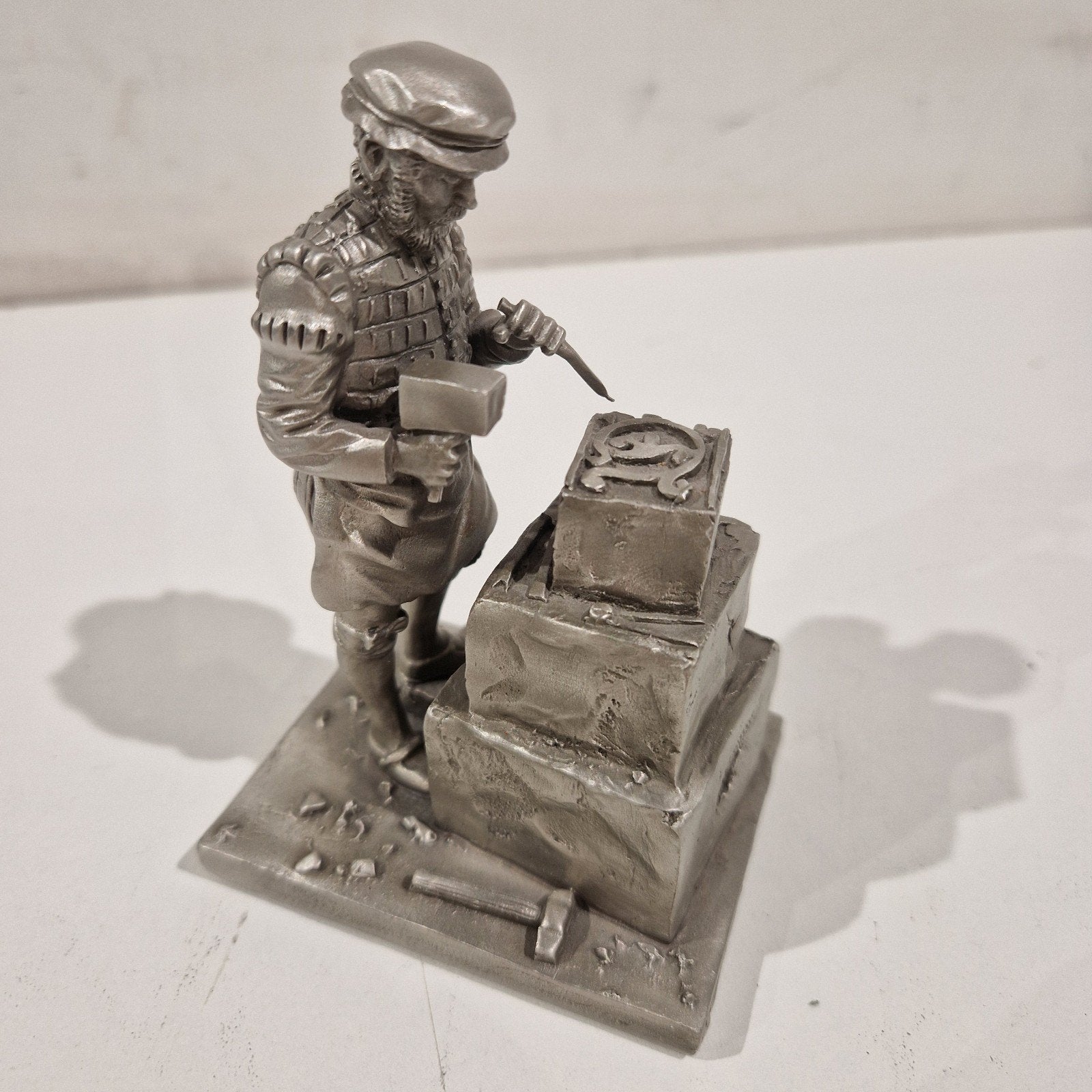 tin beeld , de steenhouwer ,  gesigneerd, Antiquités & Art, Enlèvement ou Envoi