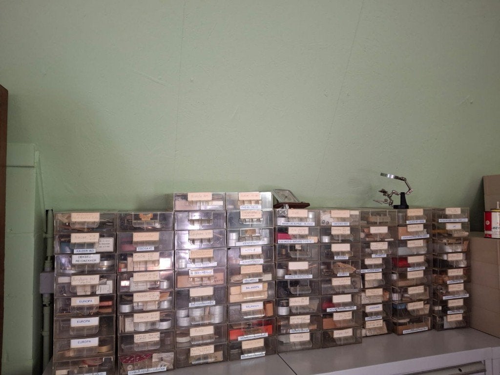 Lot van 74 lades met onderdelen van wekkers, Antiek en Kunst, Ophalen