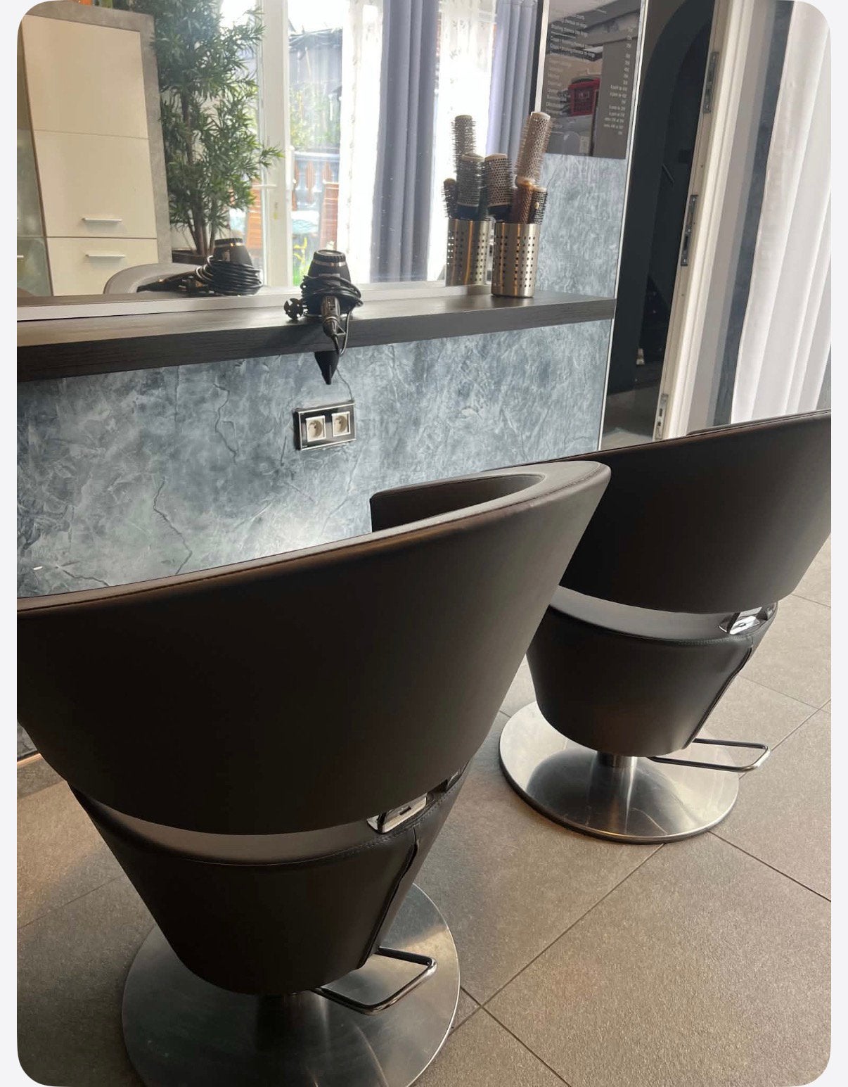 Deux fauteuils choiffure professionnel tres bon etat 300€, Enlèvement, Comme neuf