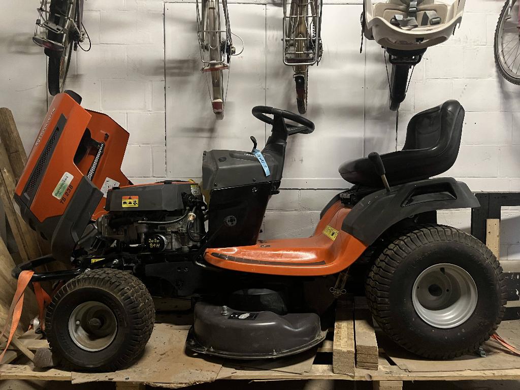 Tracteur tondeuse Husqvarna TS 238 500 cc avec remorque, Vitesses, Comme neuf, Enlèvement, 90 à 120 cm