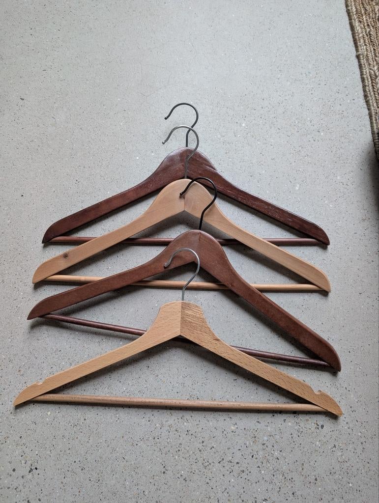 85  houten kleerhangers, Enlèvement