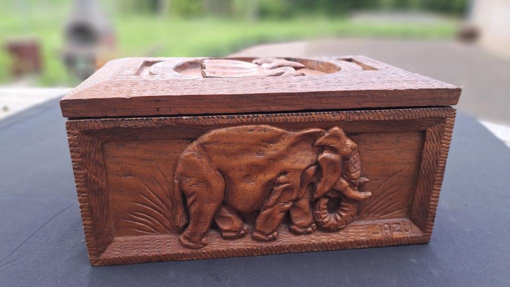 Houten kistje gesneden met olifanten in exotisch hout Congo, Antiek en Kunst, Hout