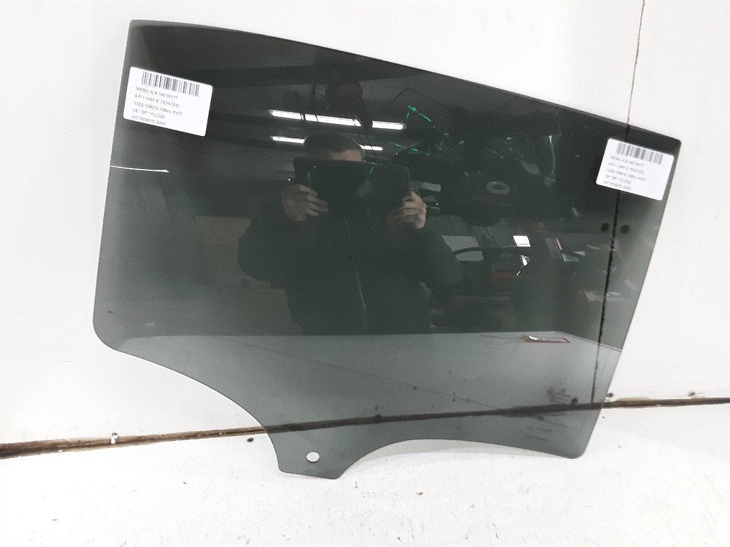 VITRE ARRIERE DROITE Mercedes-Benz A (177.0), Mercedes-Benz, Mevr. I. Hauben, Utilisé, Rue de l'Espoir 34 34
4030  GRIVEGNÉE, BE
