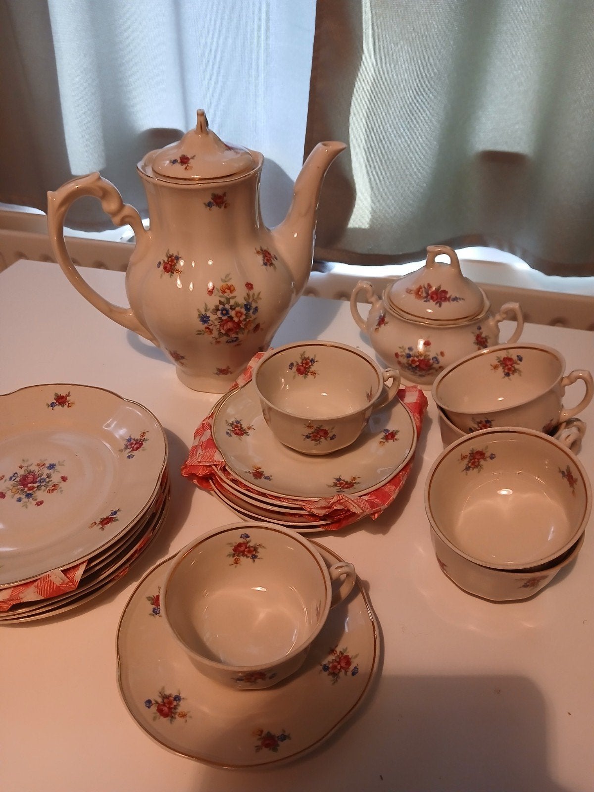 Servies, bloemetjesmotief met gouden randje., Antiek en Kunst, Ophalen of Verzenden