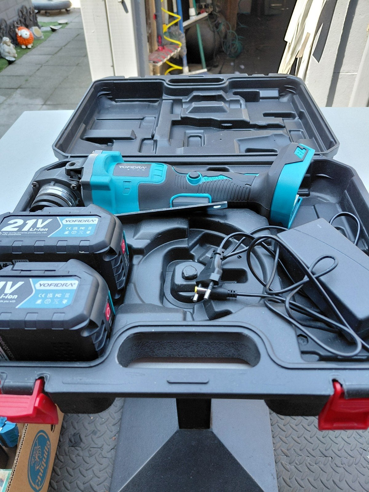 Allerhande materiaal en gereedschap, Enlèvement