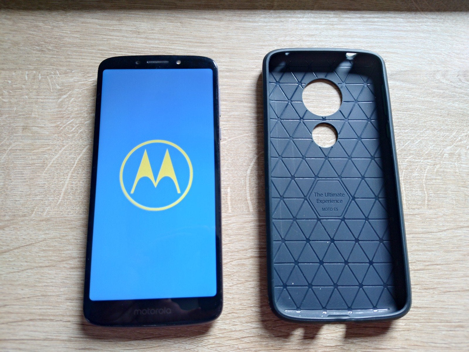 Motorola moto e5, Télécoms, Téléphonie mobile | Motorola, Autres modèles, Écran tactile, Argent, Enlèvement