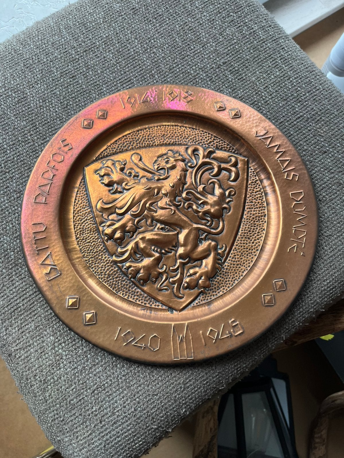 Assiette en cuivre repoussé - "Battu parfois jamais dompté", Antiquités & Art, Enlèvement ou Envoi