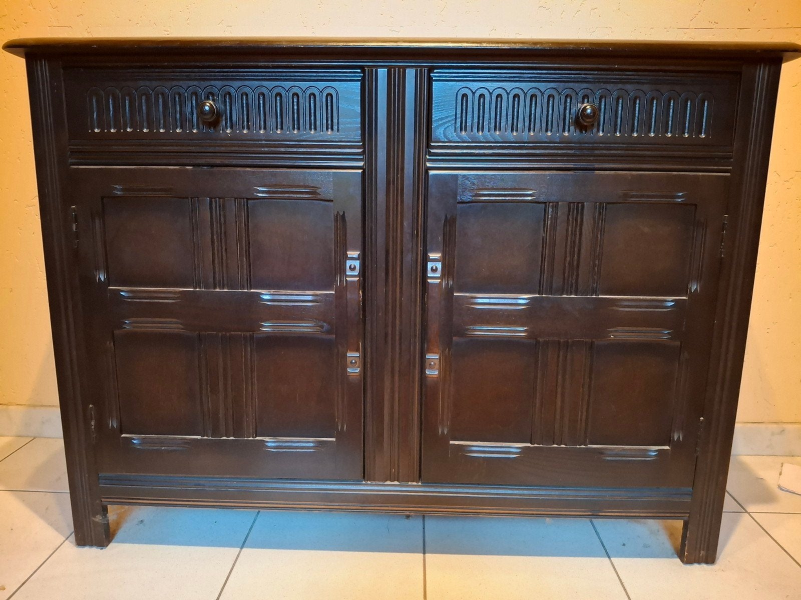 Vintage dressoir in donker bruin massief hout, Ophalen, 100 tot 150 cm, Met lade(s), Zo goed als nieuw