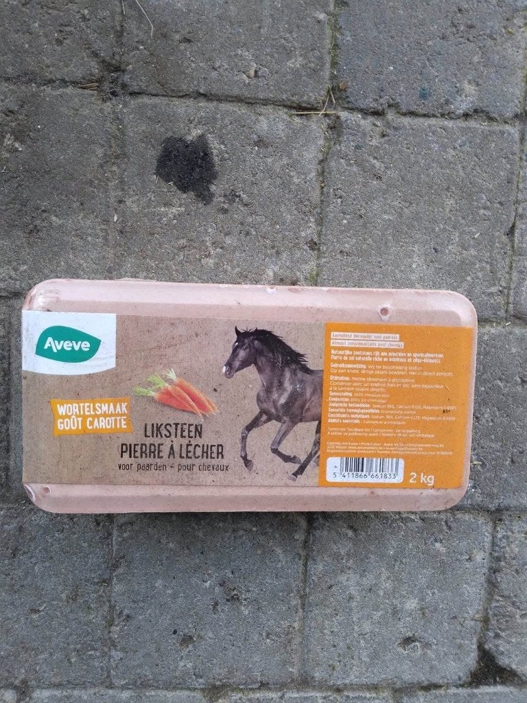 ZOUTSTEEN /LIKSTEEN PER STUK 3 euro per doos 8 STUKS 20 EURO