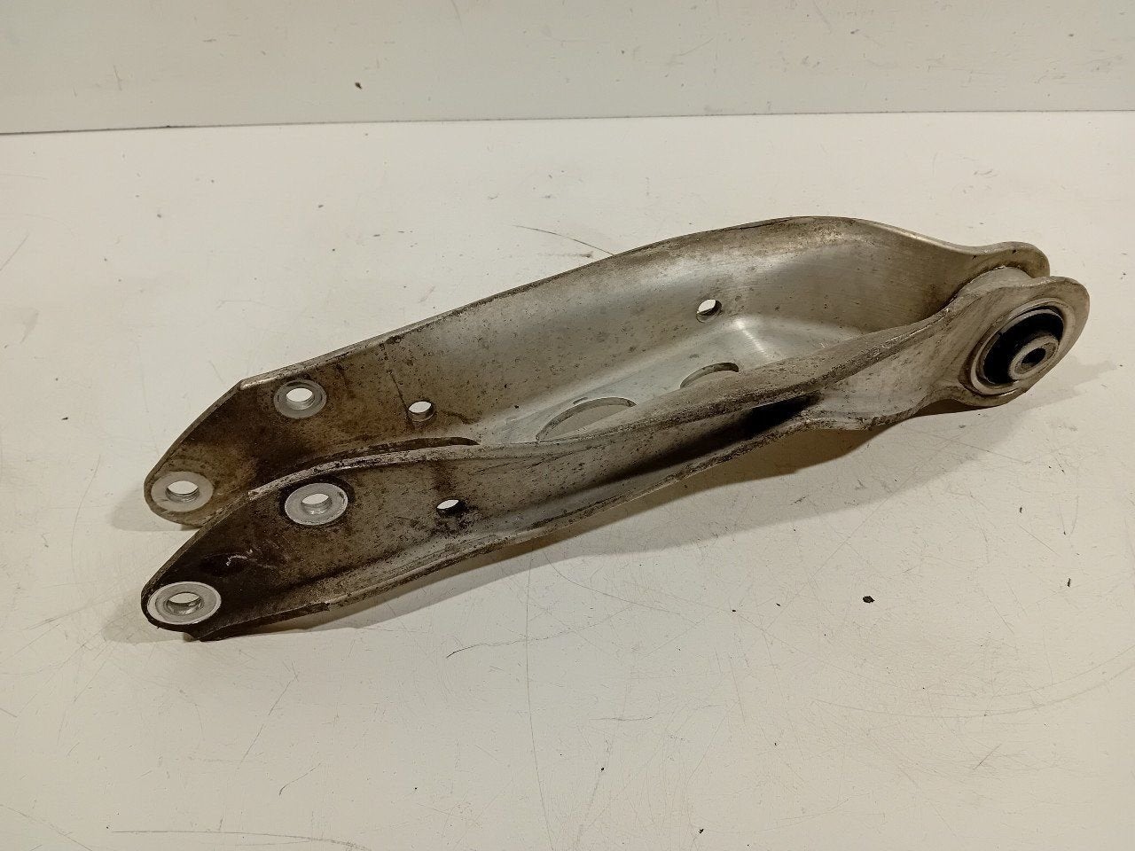 Draagarm links achter onder Volkswagen Touareg, Onderdelen@venauto.nl, Van der Ven Autorecycling B.V., Ettenseweg 76, 4706 PB Roosendaal, The Netherlands