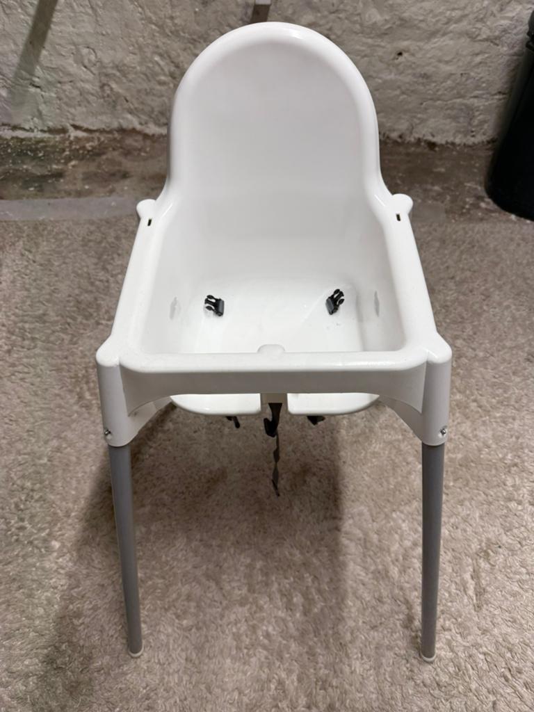 Chaise haute IKEA blanche — bon état, pliable sans tablette, Enlèvement, Comme neuf, Chaise de table, Ceinture(s)