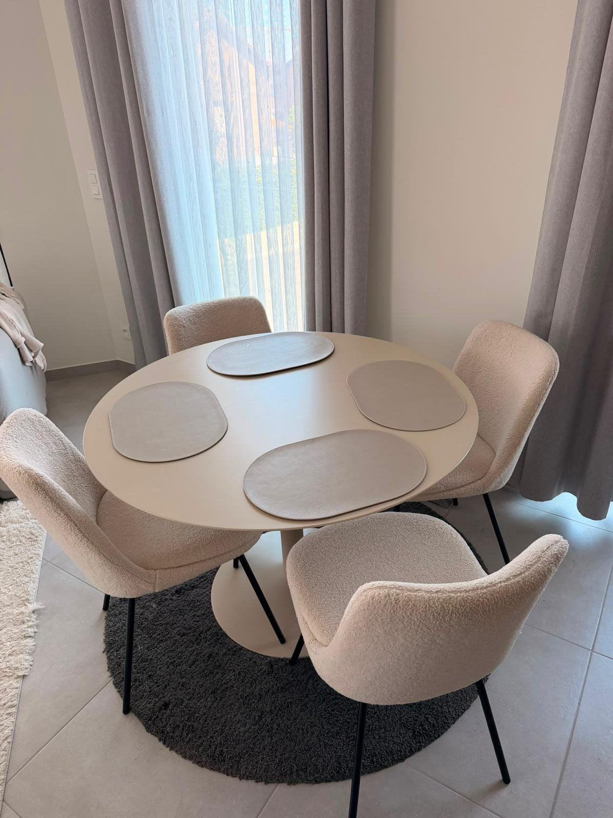 Ronde eettafel met 4 bouclé stoelen – beige/crème, Ophalen, Zo goed als nieuw