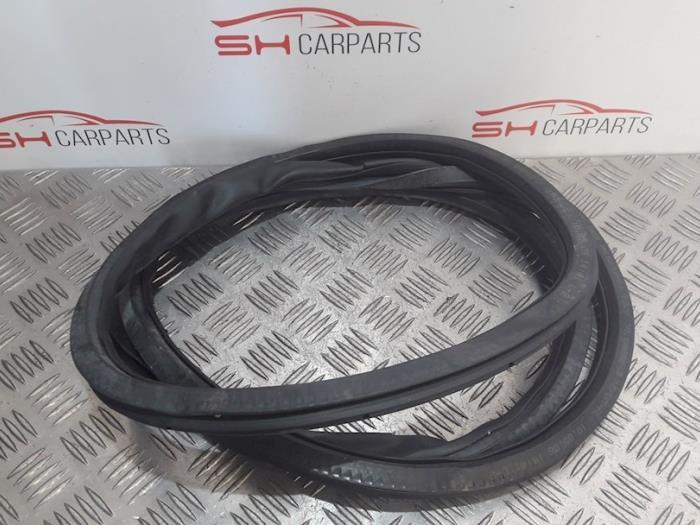 Portierrubber 4Deurs rechts-achter van een Audi A4, Gebruikt, -, -, -