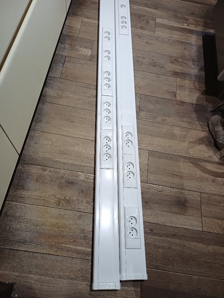 GOULOTTE LEGRAND AVEC 23 PRISES, Doe-het-zelf en Bouw, Elektriciteit en Kabels, Ophalen, Zo goed als nieuw, Stekker