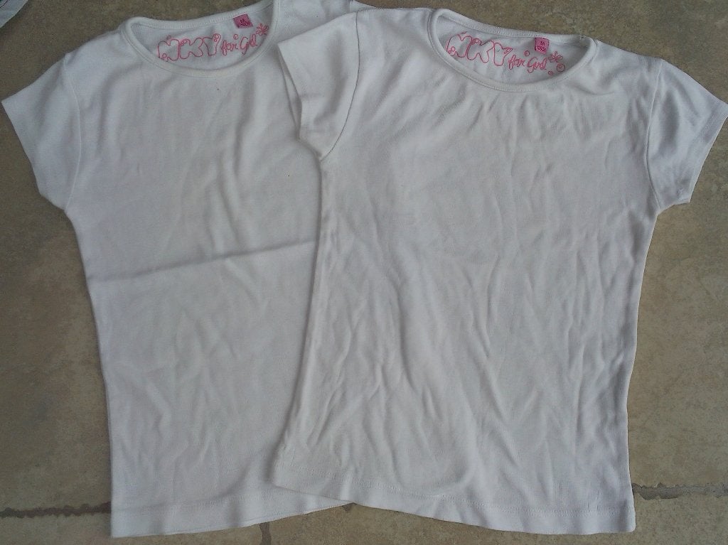 1 euro koopjes ! 2 witte t-shrits mt 128, Enfants & Bébés, Vêtements enfant | Taille 128, Enlèvement ou Envoi, Chemise ou À manches longues