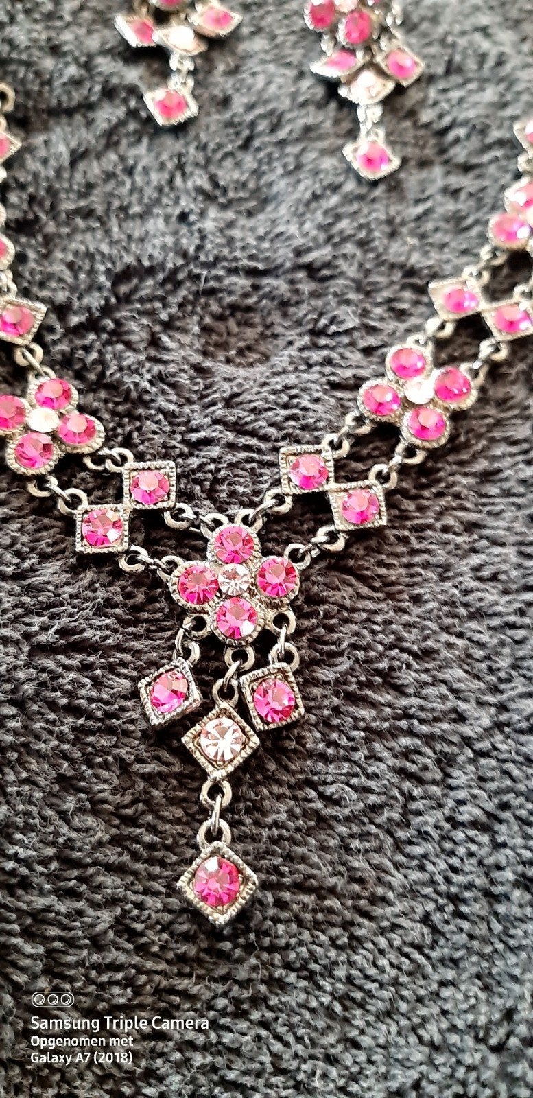 Collier et boucles d'oreilles roses, Bijoux, Sacs & Beauté, Enlèvement ou Envoi, Rose, Comme neuf, Autres matériaux