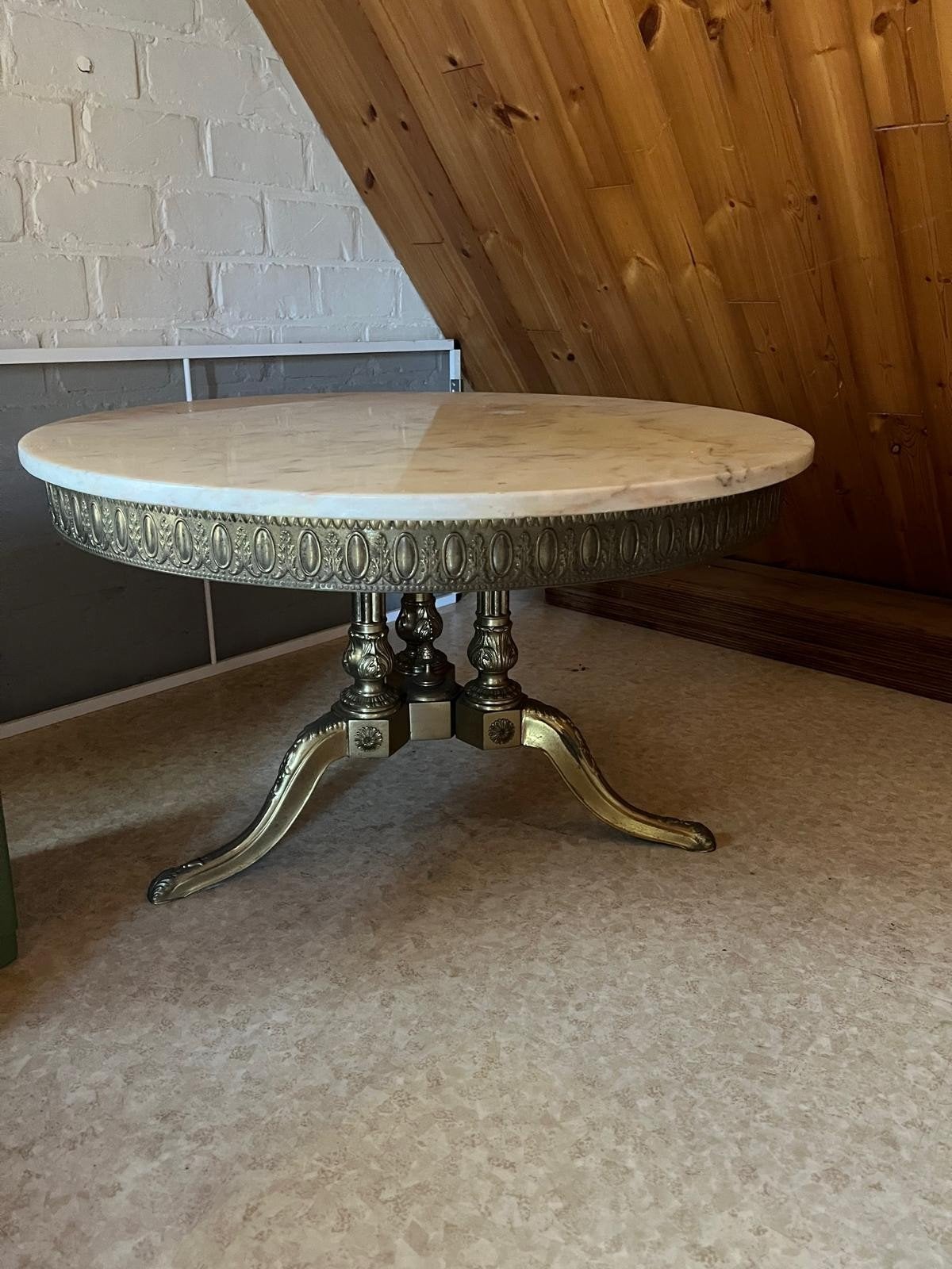 marmere tafel, Ophalen