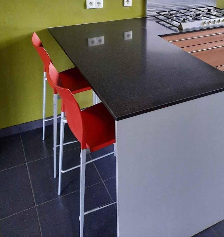 2 Desalto design barkrukken – zithoogte 64cm, Ophalen, Kunststof, Gebruikt, Met voetsteun