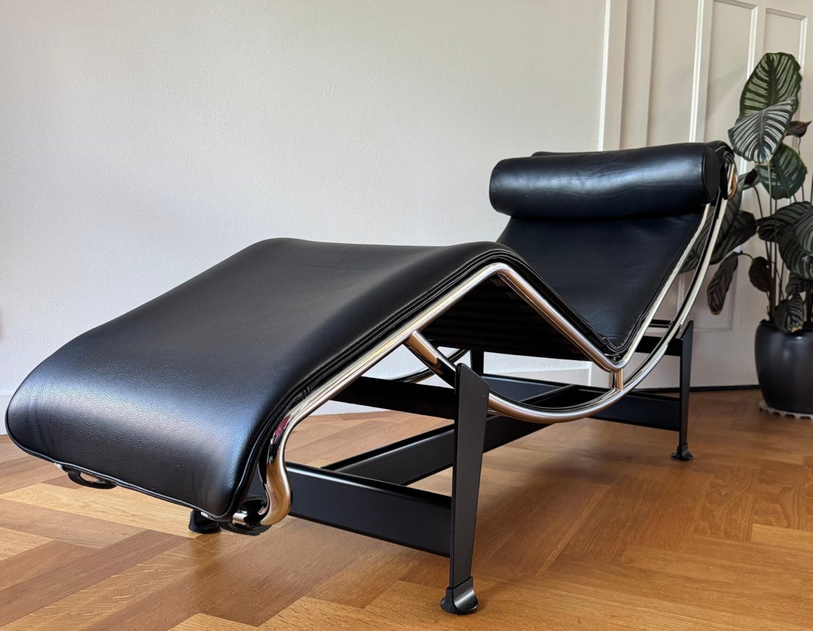 Cassina LC4 Le Corbusier - Tijdloze Designklassieker, Huis en Inrichting, Ophalen of Verzenden, Zo goed als nieuw
