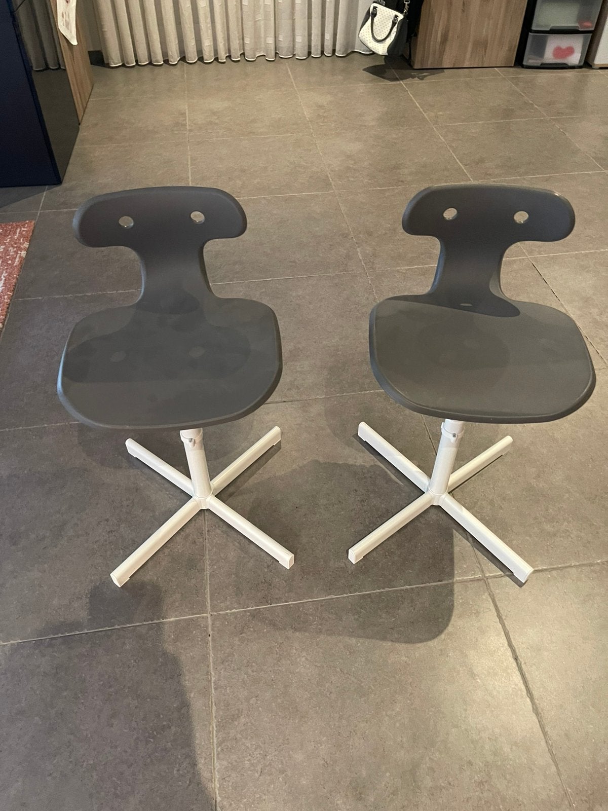 Set van 2 IKEA Molte bureaustoelen - Donkergrijs/Wit, Ophalen, Zo goed als nieuw, Grijs, Bureaustoel